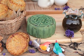 节日月亮蛋糕-中国点心、 绿茶