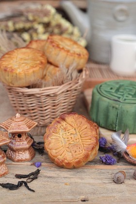 节日月亮蛋糕-中国点心、 绿茶