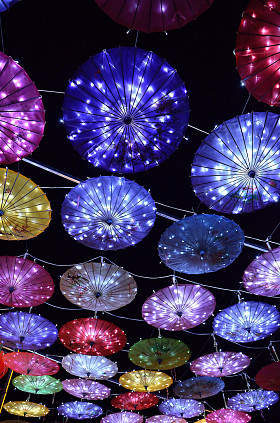 漂亮的灯笼在晚上图片