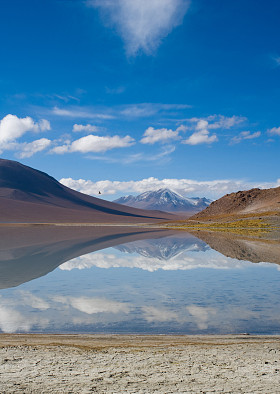 山，反映在湖里，玻利维亚图片