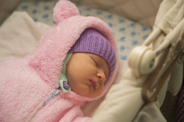 剛出生的嬰兒，在熊的服裝