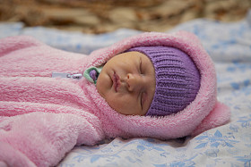 刚出生的婴儿，在熊的服装照片