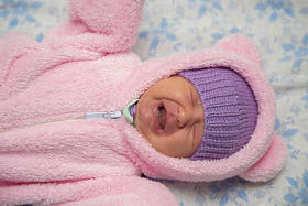 刚出生的婴儿，在熊的服装