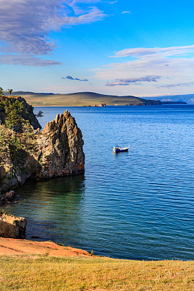 贝加尔湖。夏季的一天图片
