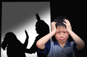 小男孩与他战斗的父母哭照片