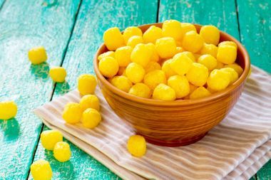 在白色背景上的一盘玉米棒