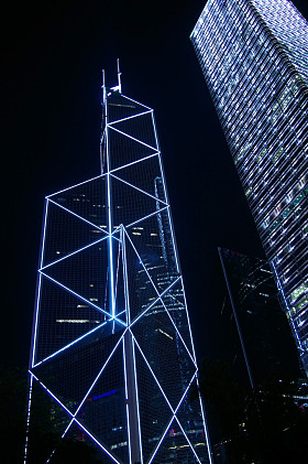 夫妇在餐厅与香帕涅