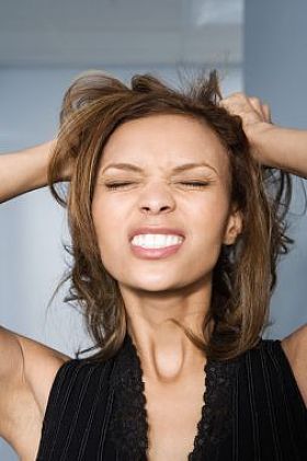 撕开她的头发的女商人