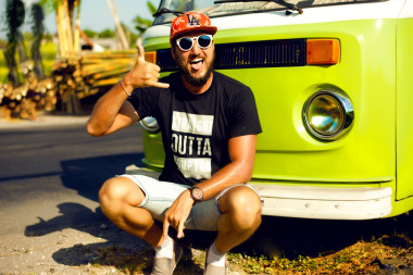 老派男人在復(fù)古巴士圖片