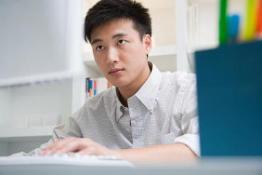 使用电脑的男性上班族