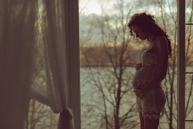 红头发的女孩用红色浆果的头上的花环的肖像