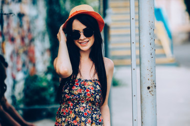 美麗的女孩姿勢讓相機在城市