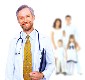 微笑的医生和家庭图片