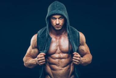 肌肉發(fā)達(dá)的上身的男人。強(qiáng)田徑男子健身模型軀干顯示六塊腹