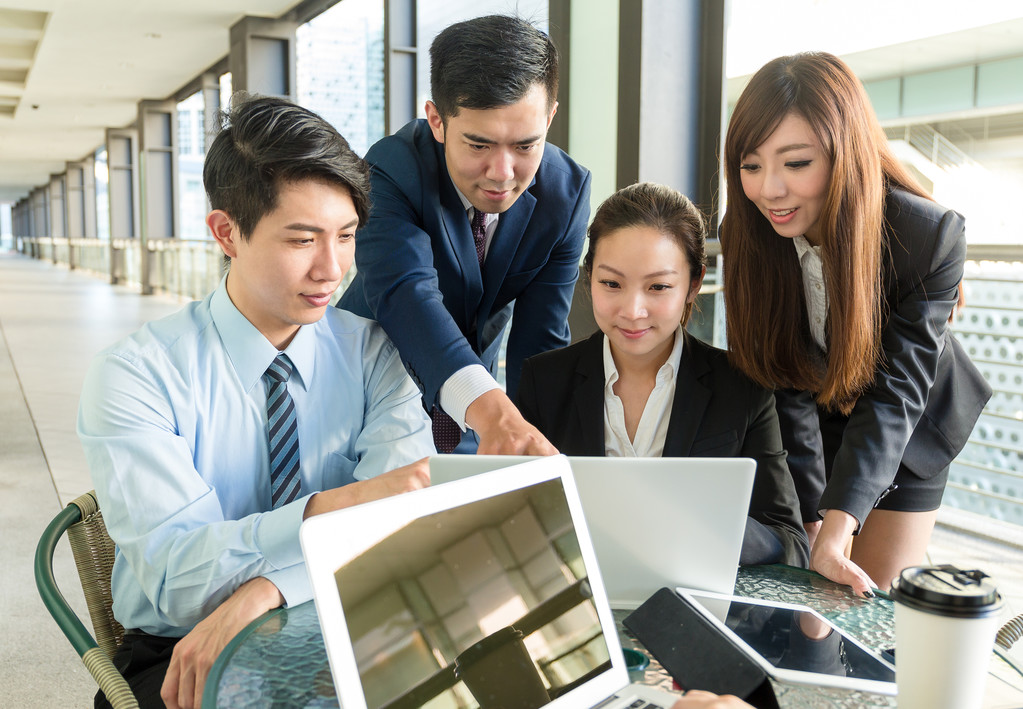 商务人士讨论项目 商务人士讨论项目