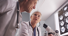 一对夫妇的智能成熟放射科医师讨论研究