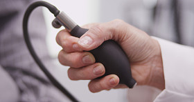 抽油机血压的医生的手的特写镜头