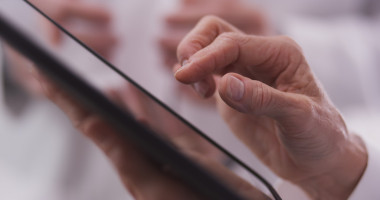 中年女人的手觸摸平板電腦的特寫鏡頭