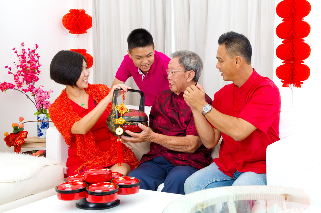 幸福的亚洲家庭照片