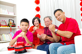 幸福的亚洲家庭照片