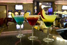 在柜台上的鸡尾酒杯图片