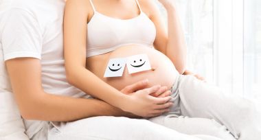 有吸引力对年轻夫妇: 怀孕的母亲和快乐的父亲