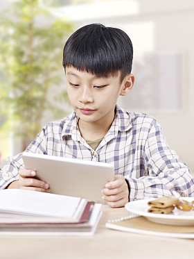 亚洲的孩子使用平板电脑
