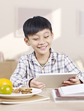 亚洲的孩子使用平板电脑