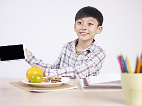 亚洲的儿童表现出他的平板电脑