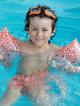 小男孩学游泳图片