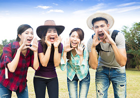 快乐的年轻组合喊的手势图片