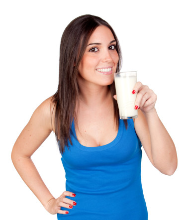 美麗的女孩喝牛奶圖片