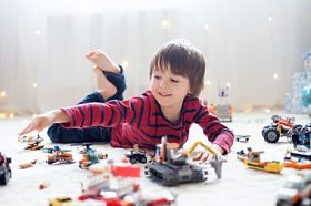 小孩子玩大量色彩鲜艳的塑料玩具，室内