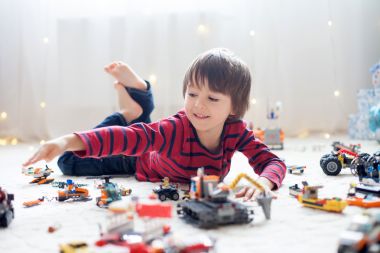 小孩子玩大量色彩鲜艳的塑料玩具，室内