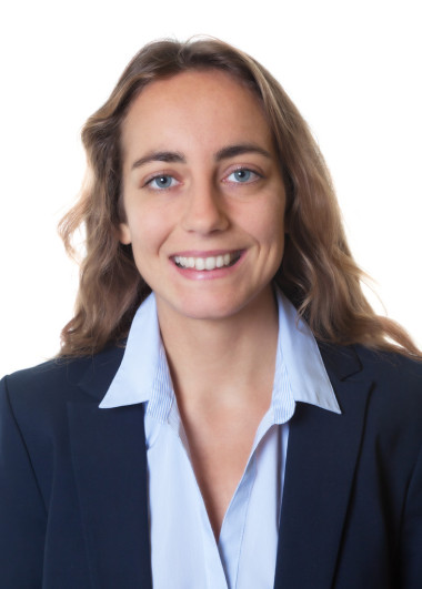 金發(fā)碧眼的女商人與藍(lán)色的眼睛和大火的護(hù)照照片