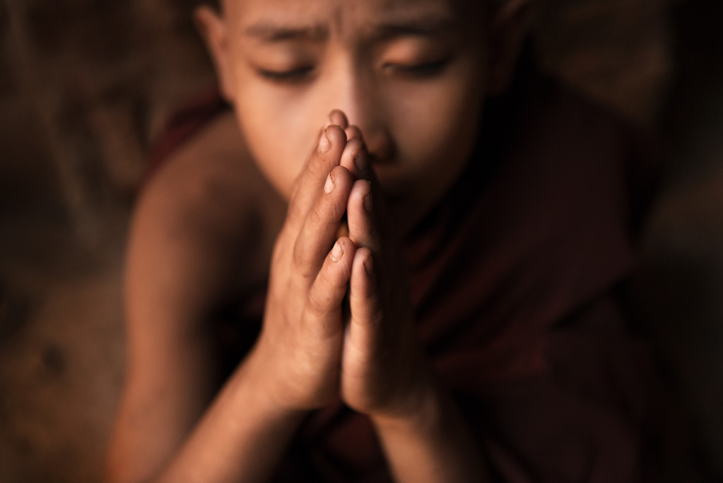 新手和尚在庙里祈祷图片