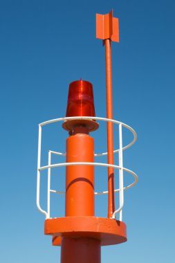 小灯塔上白天的照片图片