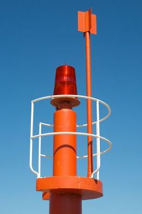 小灯塔上白天的照片图片