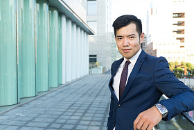 亚洲商人在室外图片