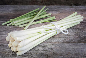 木制的背景-香料为健康新鲜香茅