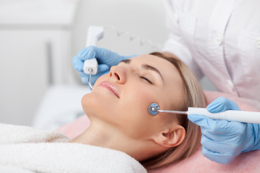 开朗的金发女孩正在护理她的皮肤