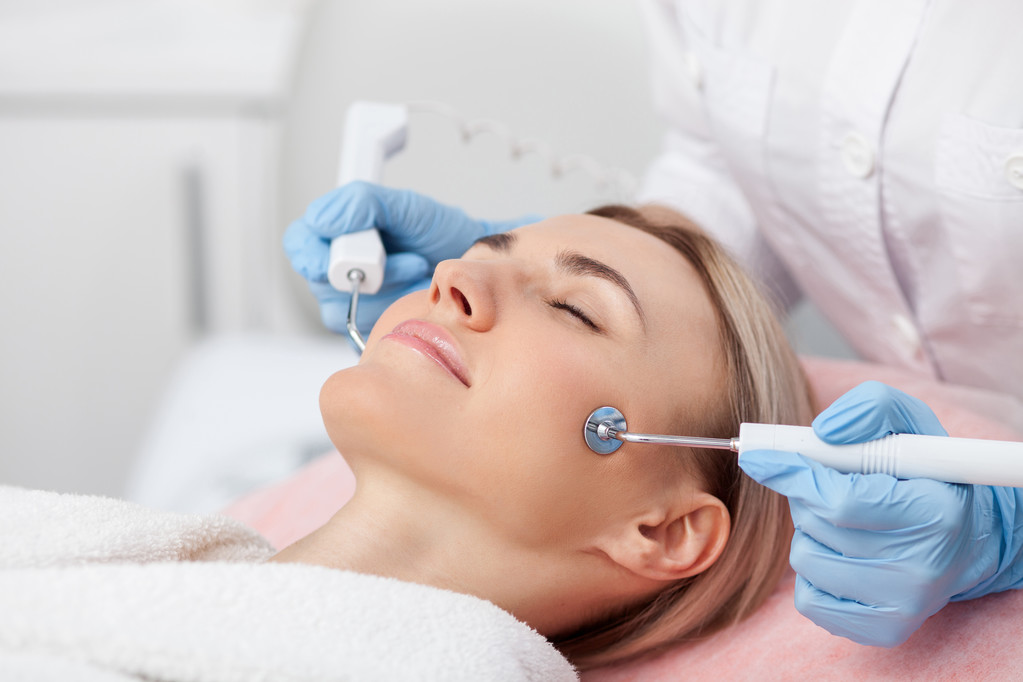 开朗的金发女孩正在护理她的皮肤 开朗的金发女孩正在护理她的皮肤