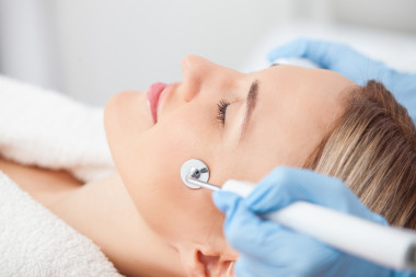 開朗的金發(fā)女孩在美容院放松