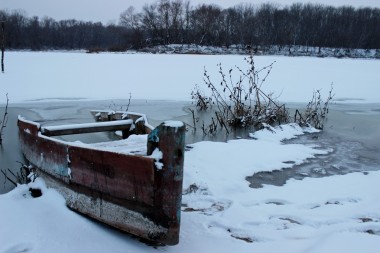 河水被冰覆蓋著圖片