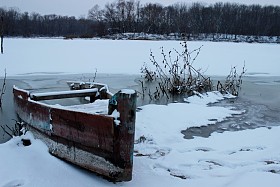 河水被冰覆盖着图片