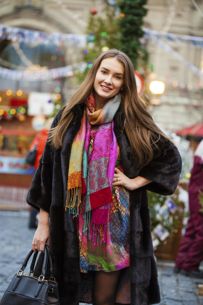 年轻漂亮的女人,穿着时尚貂皮大衣 年轻漂亮的女人,穿着时尚貂皮大衣