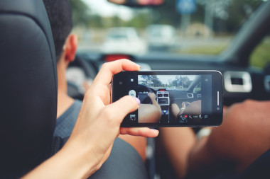 女手照片制作在車