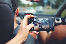 女手照片制作在车