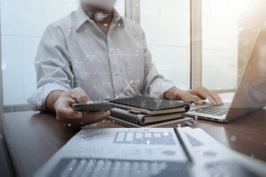 与智能手机和笔记本电脑 c 办公室桌上的业务文档