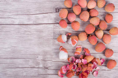 木制背景上美味的蘭花異國情調(diào)的水果。文本的可用空間